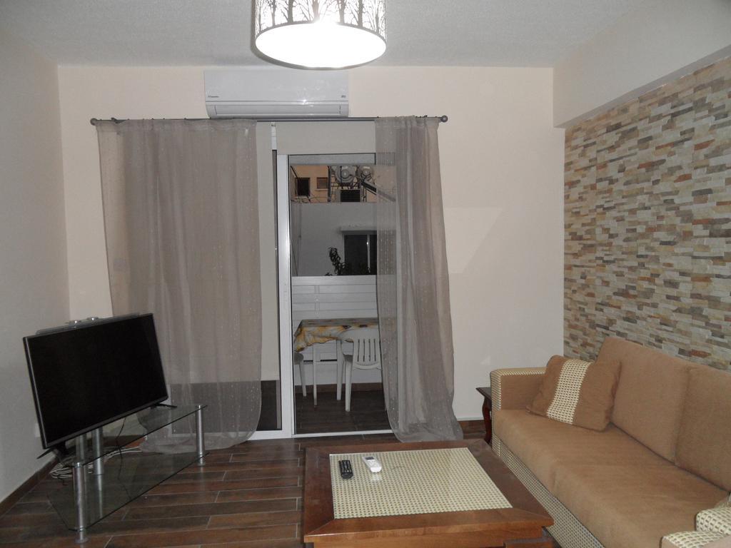 Sunshine Apts, Two Bedroom , Free Internet, No 3 Ajía Nápa Eksteriør bilde