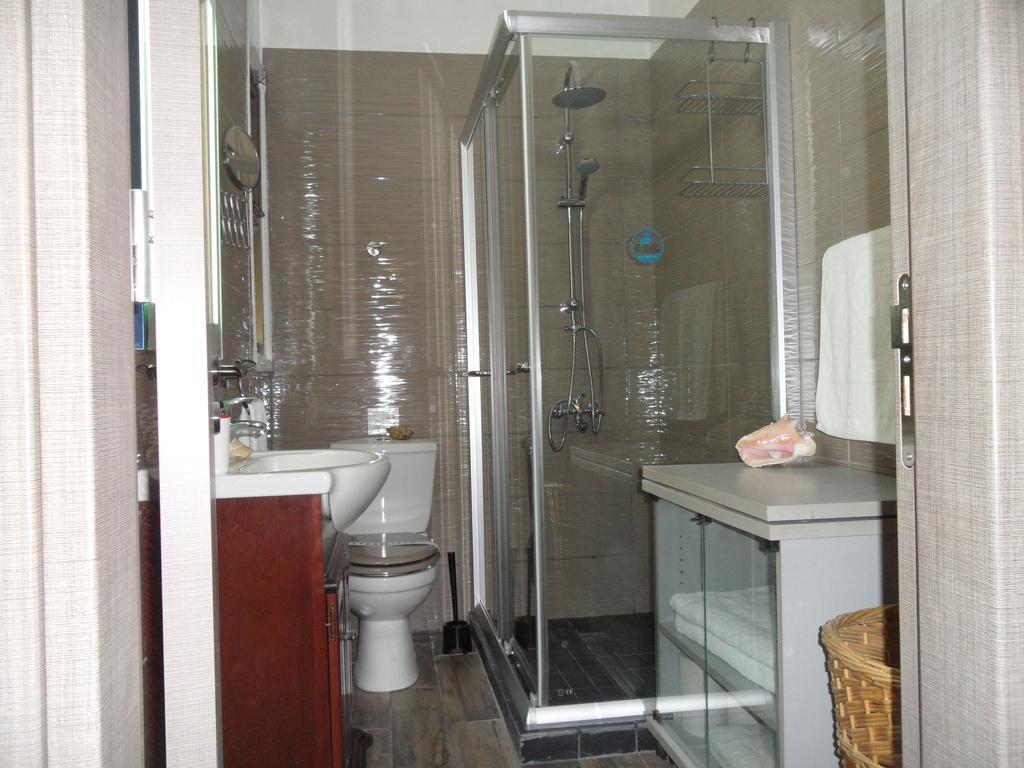 Sunshine Apts, Two Bedroom , Free Internet, No 3 Ajía Nápa Eksteriør bilde